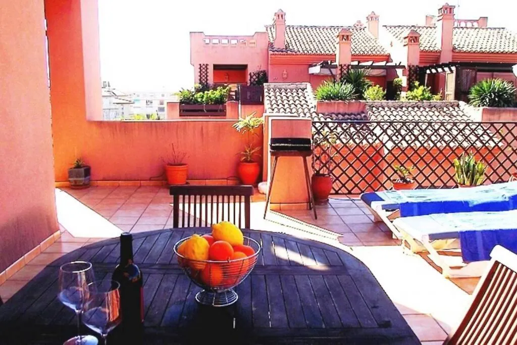Las Brisas Apartment, 살로브레나 아파트